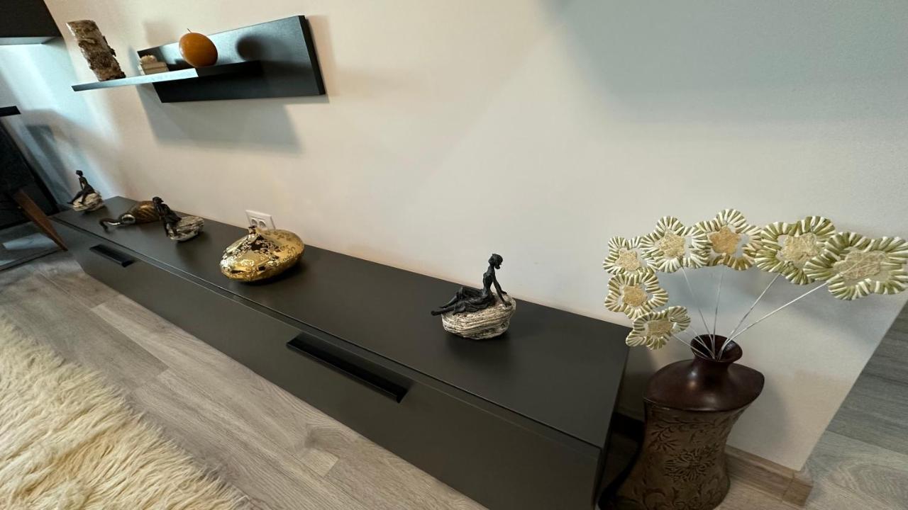 Apartament Lux Bacovia 2 Apartment Bacau Luaran gambar